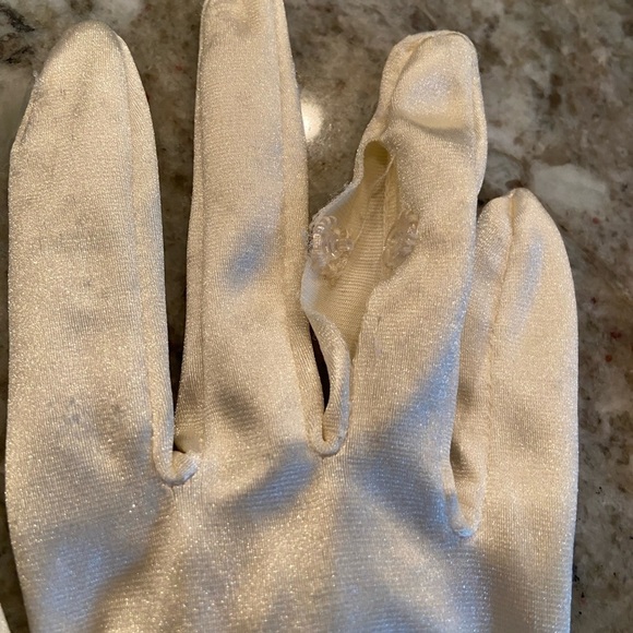 White/ivory satin wedding gloves with snap closure in ring finger - Picture 2 of 4